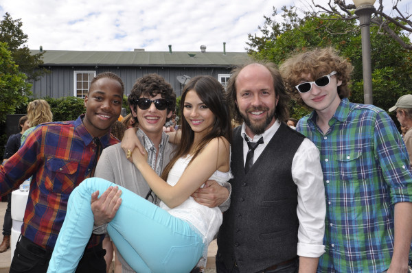 Here\'s a behind the scenes pic from the #ipartywithvictorious premiere with some of my cast mates!  - x - NewTwitPics - x