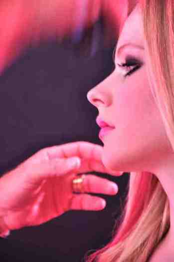 Avril-Lavigne-black-star-8846051-500-753 - Black Star