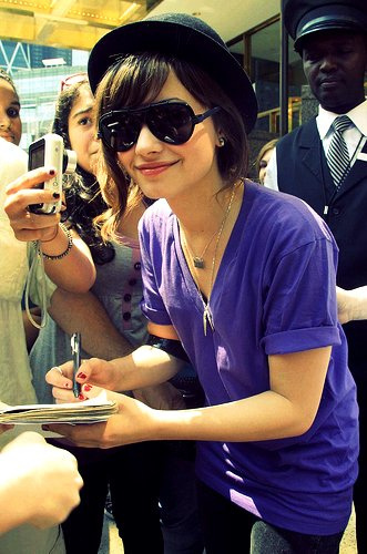 Just stop posing and u`ll make Demi to SMILE!:x
