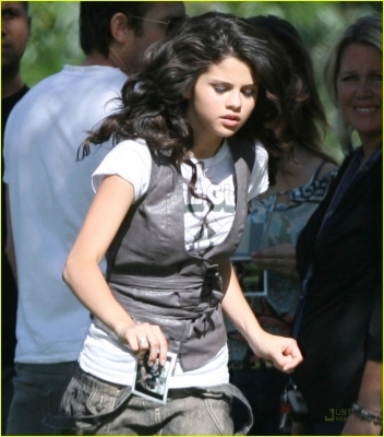 normal_selena-gomez-miley-cyrus-06