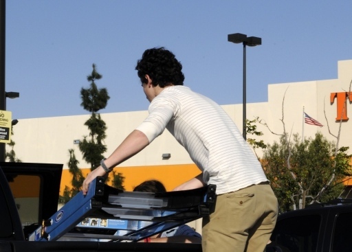 home17 - Nick-Leaving a local Home Depot in Los Angeles
