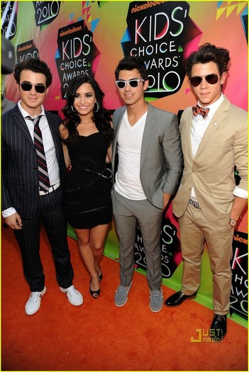 Joe-Jonas-Demi-Lovato-Kids-Choice-Awards-2010-joe-jonas-11135815-816-1222[1]