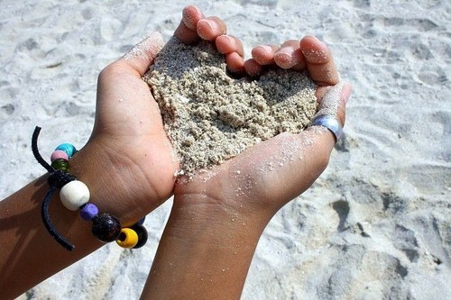 love,sweet,beach,hand,heart,hippie-fe24e180f6a82e0dd50d6cb3ecb193b5_h