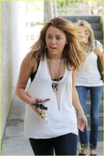 16933097_BGOWPDSJB - Miley out in Hollywood