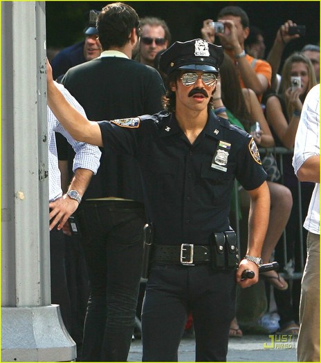 joe-jonas-cop-09[1]