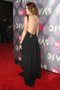 GYDTXHNWEICWHRUCVQC - Miley Cyrus 2009 VH1 Divas - Arrivals