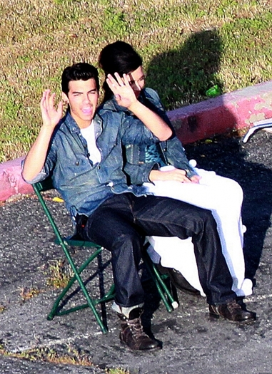 normal_JW_JoeDemivideoshootl0410_HQ-005 - JOE and Demi-at a videoshoot in the outskirts of LA