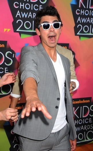 KCA-2010-27-3-joe-jonas-11150552-369-600[1]