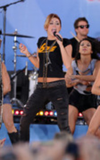 17025020_JLSJGUBNY - Miley Cyrus Performs On ABC s Good Morning America-June 18 2010