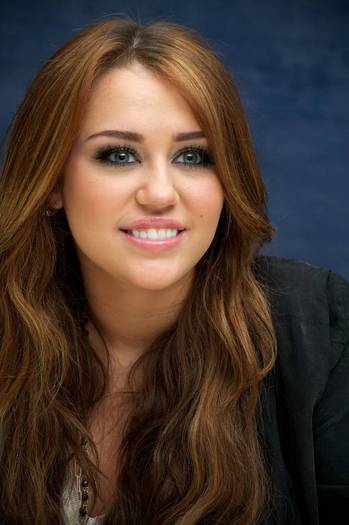 Miley-Cyrus_COM-TheLastSongPressConference-2010mar13-008 - The Last Song Press Conference - March 13th 2010