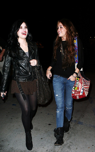 miley-demi- - Miley Cyrus End Frends