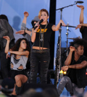 17025056_CTNRDPZZJ - Miley Cyrus Performs On ABC s Good Morning America-June 18 2010
