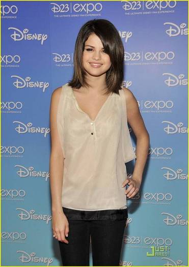 selenagomezfan_com-d23expo-0008