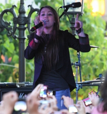 Miley Cyrus (6) - 0 Miley Cyrus-Mitchel Mussos Free Concert at The Grove 0