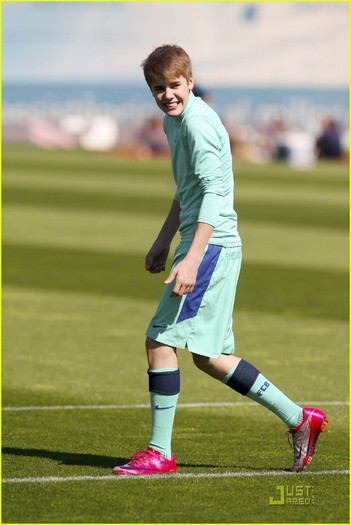 justinbiebersoccerbarcelona2011