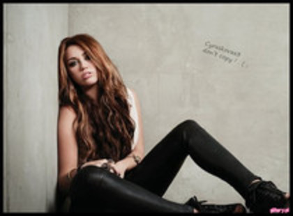 18815179_FRZJTREQD - Miley Cyrus