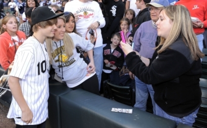 Justin Bieber throws out a ceremonial first pitch