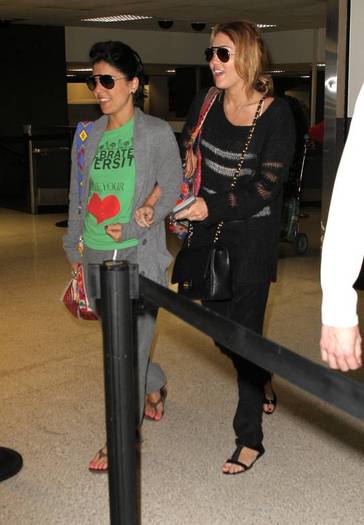 Miley-Cyrus_COM_LAXAirport_8Sept2010_27