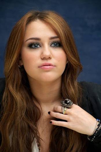 Miley-Cyrus_COM-TheLastSongPressConference-2010mar13-013 - The Last Song Press Conference - March 13th 2010