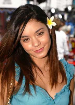 normal_vanessaannehudgens-dot-net_thunderbirdspremiere-la2004july24-029