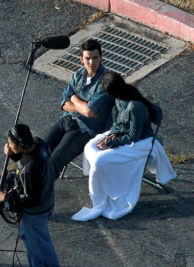normal_JW_JoeDemivideoshootl0410_HQ-012 - JOE and Demi-at a videoshoot in the outskirts of LA