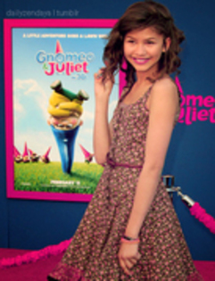 41499213_EZBZNHGIJ - zendaya coleman-rocky blue