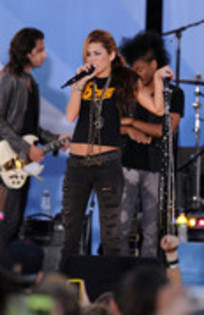 17025069_FEVUZTIEC - Miley Cyrus Performs On ABC s Good Morning America-June 18 2010