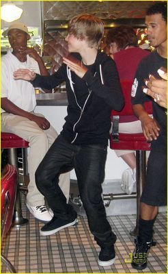 justin bieber dancing (4) - Justin Bieber Dancing In Bahamas