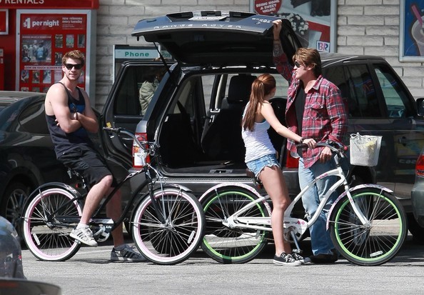Miley+Cyrus+Liam+Hemsworth+Riding+Their+Bikes+ioUKULxodH3l - Riding their bikes