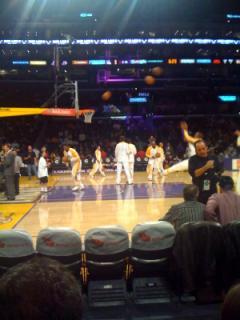 At the Lakers game with @therealtiffany, @thedallaslovato, and @tuckercauble!! Unbelieveable seats!!