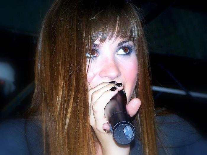 mjnxwh - Demi Lovato
