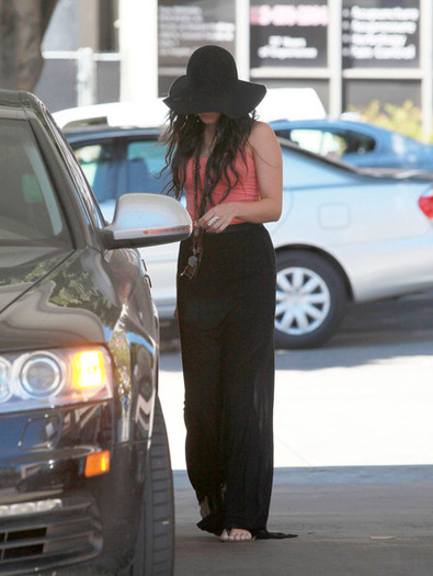 Vanessa+Hudgens+Pumping+Gas+Hollywood+l1tN7rx9-EOl