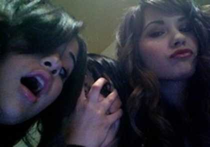 YFJHWXENDBKUTNOUJFU - me-selena and marissa