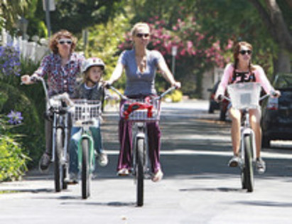 CDPKTHDISXSSJGACJFX - Miley Cyrus Family Bike Ride