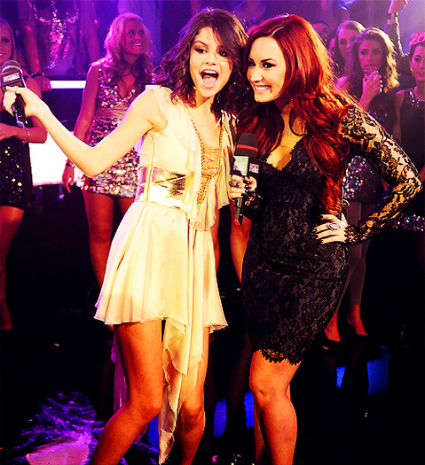 i wanted to be a #selenator , a #lovatic too ! but they are in different worlds... i can not choose!