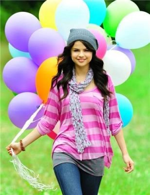 Selena Gomez (24)