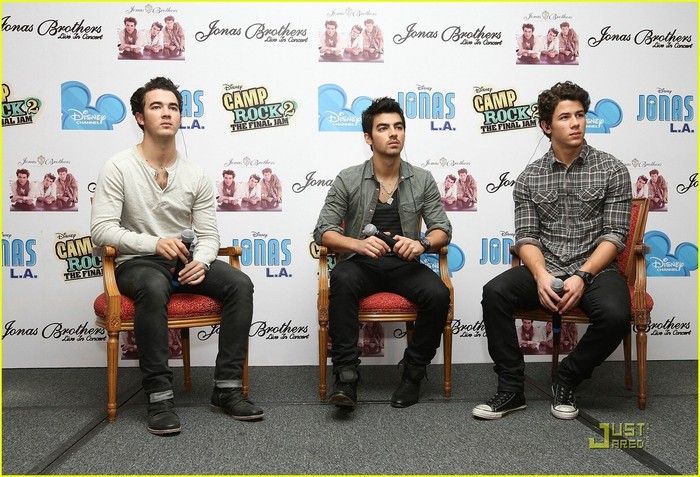 Press-Conference-In-Mexico-City-nick-jonas-16513563-1222-833