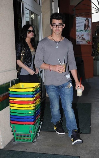 normal_LRG042 - JOE and demi-Out at Erewhon Natural Foods Market in LA-I HATE THESE PHOTOS
