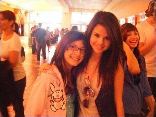 sel with a fan - Princess protection program behind the scenes
