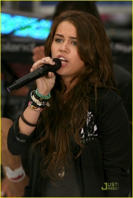 Smiley (4) - Miley Cyrus - TODAY show 28th August 2009