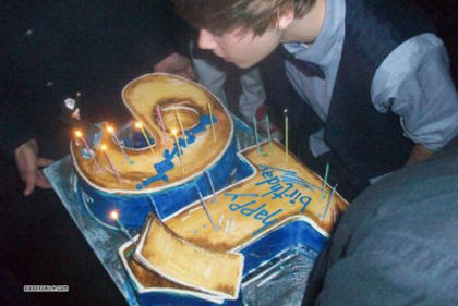 normal_justin_bieber_16th_birthday_party_(19)_