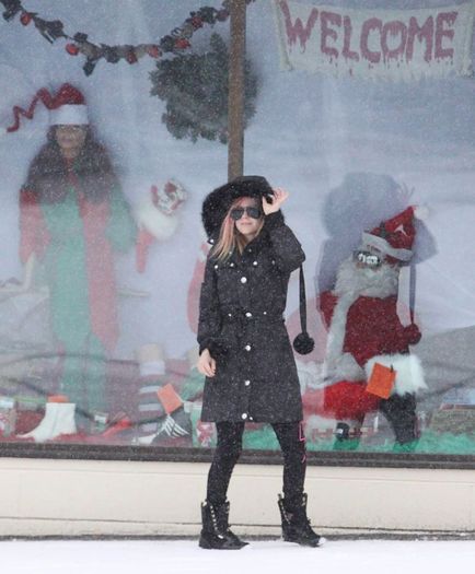 Avril-and-Brody-Christmas-shopping-at-Kingston-Ontario-avril-lavigne-17817695-660-799