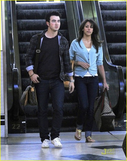 kevin-danielle-jonas-newark-airport-03