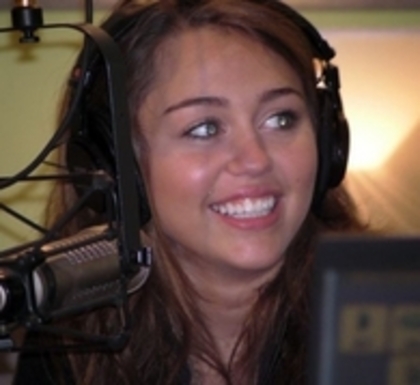 28081509_GUZGPKTAN - x Miley at The Elvis Duran Show