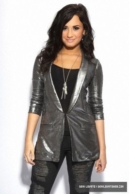 Demi-Photoshoot-demi-lovato-16943477-266-399