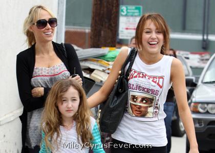 miley-cyrus-family-shopping