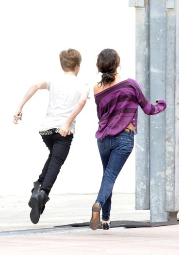 justin-bieber-selena-gomez-miami-12282010-31-430x611