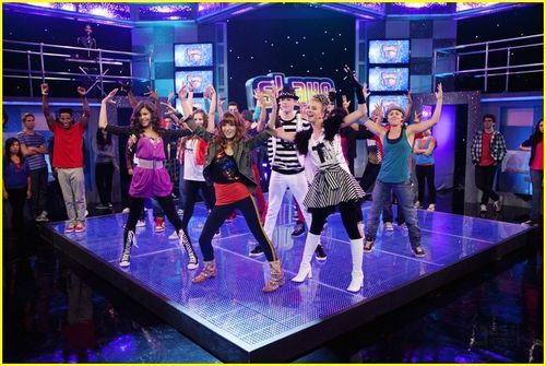 normal_bella-thorne-shake-up-promos-10