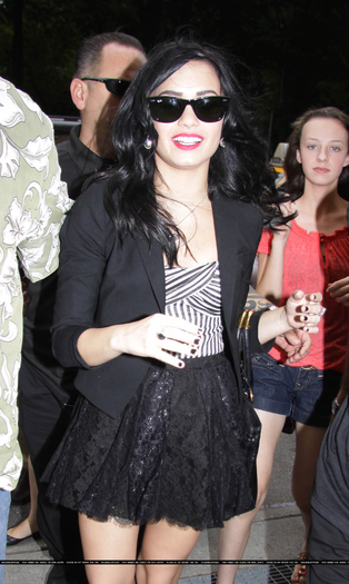 17669134_XGRSDNSUW - Arriving at her hotel in New York City 3