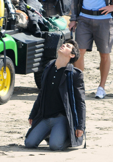 Joe Jonas drops to his knees while filming the Jonas Brothers TV show (4)